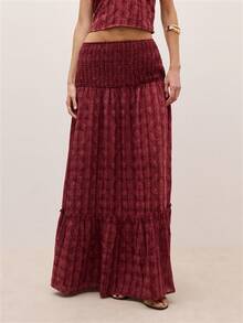 Đầm maxi cổ yếm lấy cảm hứng từ phong cách Boho với họa tiết hình học phủ khắp thân đầm, tông màu ấm áp. Phần ngực xếp ly và cổ khoét hình giọt nước. Thích hợp cho kỳ nghỉ, những buổi tối trên bãi biển, trang phục mùa hè, phong cách Boho, lễ hội, đi chơi đêm, trang phục mùa xuân. - Đỏ - Xem 6