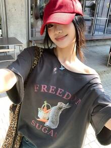 DAZY 女士夏季宽松版型不对称肩部印花圆领短袖休闲T恤，图案T恤，女款超大款 - 深灰色 - 查看 7