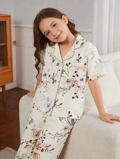 SHEIN 女童杏色优雅花卉印花短袖翻领开衫套装，包含一件开衫和一条裤子，休闲舒适宽松两件套家居服。