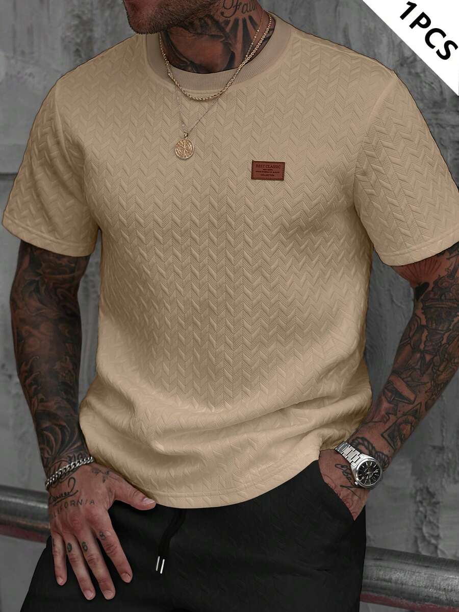 Manfinity Homme 加大码男士圆领短袖T恤，舒适混纺面料，正面饰有优雅皮革贴片，适合休闲、派对、聚会、运动、办公等场合，经典日系春夏流行T恤 - 卡其色 - 查看 1