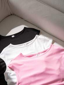 SHEIN 这是一套三件装的T恤，适合年轻女孩和青少年穿着。它们采用圆领一体式设计，宽肩无袖，修身剪裁，侧边略带褶皱。这些短袖上衣非常适合女孩们日常夏季穿着，而且很容易与其他服装搭配。 - 黑與白 - 查看 4