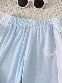 SHEIN Camiseta de manga corta con estampado en el pecho y tirantes, emparejada con pantalones deportivos con cordón, de tela suave y cómoda, en estilo deportivo casual, adecuado para el verano, para niños pequeños - Azul - Ver 5