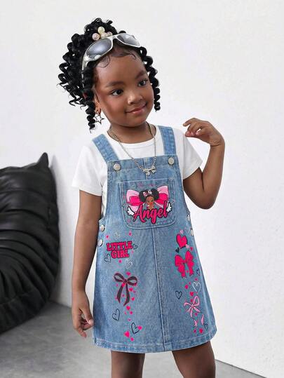 Đầm yếm rộng rãi bằng vải denim màu xanh dương họa tiết nơ và chân dung hoạt hình dễ thương dành cho bé gái.