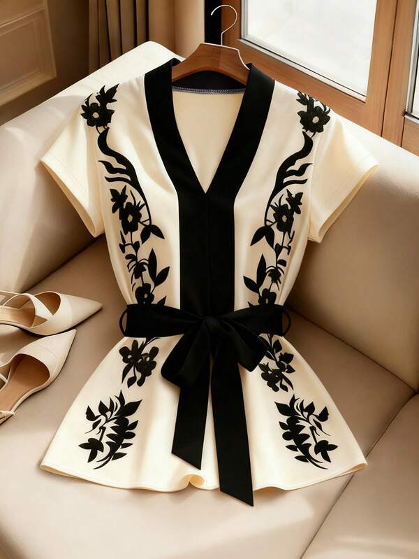 Franclia 优雅休闲V领撞色印花荷叶边下摆女式衬衫，修身剪裁，适合通勤、度假、旅行，尽显优雅成熟气质。