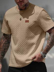 Manfinity Homme 加大码男士圆领短袖T恤，舒适混纺面料，正面饰有优雅皮革贴片，适合休闲、派对、聚会、运动、办公等场合，经典日系春夏流行T恤 - 卡其色 - 查看 4