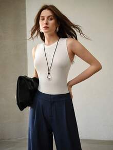 MOTF PREMIUM 女士简约百搭纯白色罗纹针织修身背心，夏季 - 白色 - 查看 5