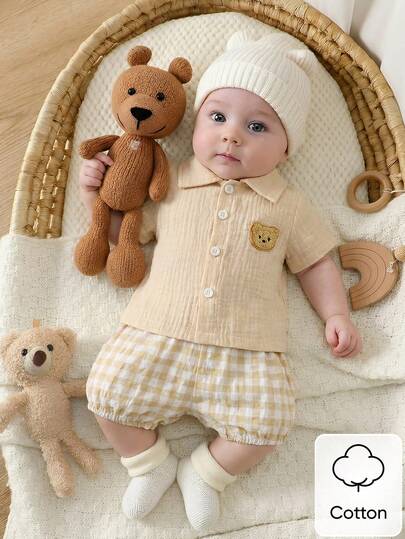 SHEIN 新生男婴两件套：杏色夏季纽扣衬衫，饰有小熊刺绣；格子短裤，面料舒适，简约休闲风格。