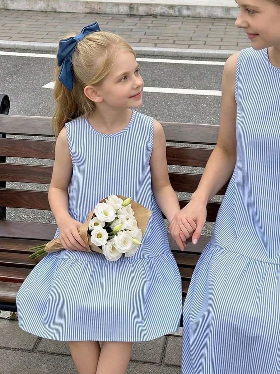 Sparklyn 女童休闲度假蓝色条纹A字连衣裙，夏季穿搭，柔软时尚的设计，适合度假、旅行、校园和日常穿着。 - 藍色 - 查看 1
