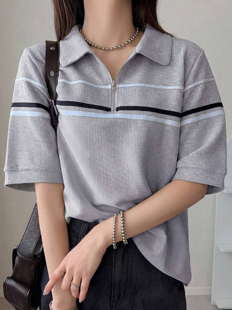 FRIFUL 女款寬鬆版型拼色半拉鍊 Polo 領 T 恤 夏季校園旅行教師穿搭 灰色格紋休閒學院風可愛上衣 日常款 - 灰色 - 查看 1