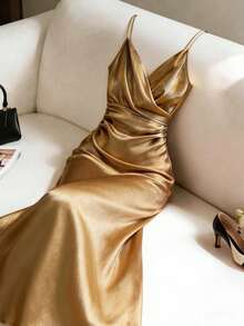 Franclia 【金色束腰吊带美人鱼礼服】缎面褶皱面料尽显高端质感。深V领搭配交叉绑带，恰到好处地展现肌肤。束腰褶皱设计凸显身材曲线，巧妙遮掩腰部。飘逸摇曳的裙摆，搭配细高跟鞋，适合约会或晚宴；也可搭配披肩，出席正式场合。这款礼服既能惊艳全场，又不会显得过于张扬。金色优雅连衣裙 女士缎面中长连衣裙 金色 金色连衣裙 优雅女士缎面连衣裙 奢华连衣裙 丝绸连衣裙 古铜色连衣裙 女士派对连衣裙 女士奢华连衣裙 女士优雅经典连衣裙 女士正式礼服 惊艳连衣裙 金色缎面连衣裙 奢华晚礼服 女士缎面连衣裙 优雅高级魅力晚礼服 - 金色 - 查看 1