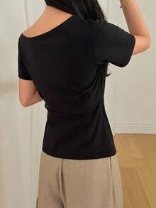 DAZY Camiseta casual de mujer con mangas cortas, hombros asimétricos y lazos laterales, para verano - Negro - Ver 7