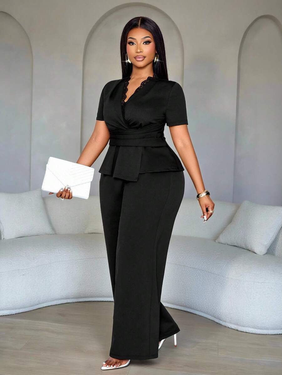 SOLERSUN Conjunto de top peplum elegante con cuello en V, detalle de encaje y plisado, combinado con pantalones de pierna ancha, adecuado para el trabajo y el transporte para mujeres de talla grande - Negro - Ver 1