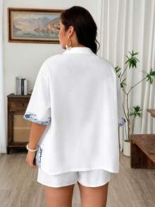 SHEIN LUNE Conjunto de camisa e shorts confortáveis e casuais para férias na praia, tamanho plus size. - Azul e branco - Ver 2