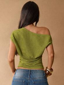 SHEIN BAE Áo thun nữ màu xanh lá cây chất liệu vải dệt họa tiết, kiểu dáng thường ngày, vai lệch, eo nhún, thích hợp cho kỳ nghỉ biển, áo đi nghỉ mát cùng chị em, trang phục dự lễ hội âm nhạc, áo thun màu xanh lá cây có họa tiết, áo thun mặc thường ngày, áo thun thử. - màu xanh lá - Xem 2