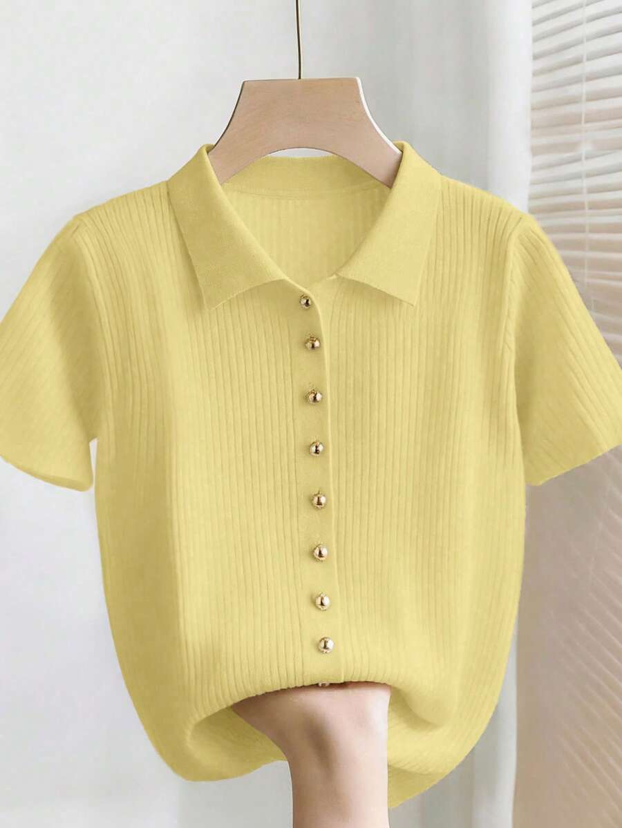 SHEIN Franclia 新款夏季休闲宽松百搭简约优雅柔软Polo衫，适合办公室、工作、通勤等场合，金属纽扣设计，修身剪裁，款式简洁大方，男女皆宜，极简女式开衫 - 黃色 - 查看 1