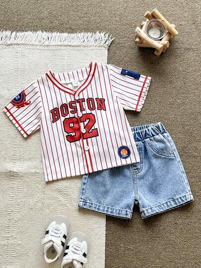 SHEIN Playful Pals Baby Boys' Fashionable Casual White Baseball Jacket Short Sleeve Top And Light Blue Denim Pants Set, White Short Sleeve Baseball Sweatshirt With Blue Floral Pattern And Navy Blue Logo, Soft Comfortable Cute Casual Outdoor Sports Style Suitable For Spring Summer Outings, Outdoor Play, Holiday, Daily Wear