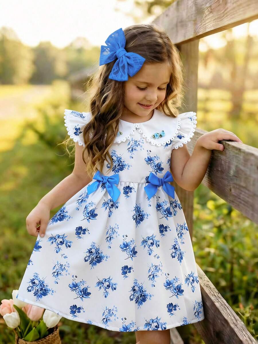 SHEIN Vintaside Kids 女童法式瓷器風洋裝,柔軟親膚面料,蕾絲荷葉袖,領口飾有精緻水鑽,可調節腰部蝴蝶結,滿版藍色玫瑰花卉印花,寬鬆A字版型,適合生日派對、家庭出遊、日常穿著,輕盈春夏季 1 件式兒童洋裝 茶會洋裝 女童洋裝 花卉印花洋裝 兒童夏季洋裝 - 藍色 - 查看 1