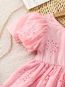 Emery Rose Kids Emery Rose Kids 这款粉色刺绣褶皱A字层叠碎花连衣裙，尽显少女可爱优雅气质，适合外出、派对、春夏、度假等场合。刺绣连衣裙 - 粉色 - 查看 8