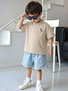 SHEIN Genkimix Kids 學院風夏季親子度假套裝 2件組 小男孩套裝，刺繡圖案立領 Polo 衫 + 條紋短褲，簡約學院風 - 卡其色 - 查看 6