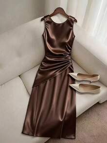 SHEIN PETITE Đầm midi không tay bằng vải satin, thiết kế xếp ly ở eo, kiểu dáng thanh lịch, phù hợp cho mùa hè, đám cưới và các sự kiện. - màu nâu - Xem 1