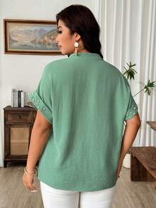 SHEIN Elenzya Camisa de mujer de talla grande con diseño de perla de puño texturizado - Verde - Ver 2