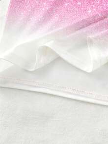 Bộ 2 món thời trang cho bé gái, gồm áo tay ngắn và quần short in họa tiết ngôi sao và chữ cái chuyển màu, thích hợp cho các hoạt động ngoài trời mùa hè. - Nhiều màu - Xem 5