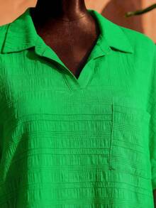 SHEIN CURVE+ Curve 尺码 US22 音乐节、海滨度假、波西米亚风夏季新款休闲通勤日常连衣裙，宽松落肩衬衫领半开襟连衣裙，带口袋和侧开衩，编织纹理面料，长款衬衫裙 - 綠色 - 查看 4