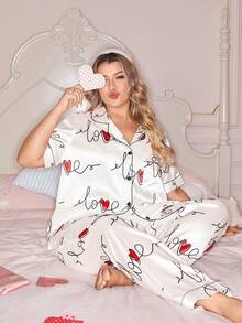 Slumberry CURVE Set Pakaian Santai Kasual untuk Wanita Ukuran Plus: Atasan Lengan Pendek Kancing Depan dengan Motif Huruf & Hati dan Celana Panjang Lebar - MultiWarna - View 1