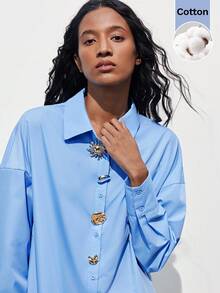 Maija 这款女士纯色连衣裙采用前开襟纽扣设计和长袖，休闲简约，时尚实用。整体廓形优雅，适合日常出行和各种场合，轻松展现女性的优雅气质和自然魅力。 - 藍色 - 查看 3