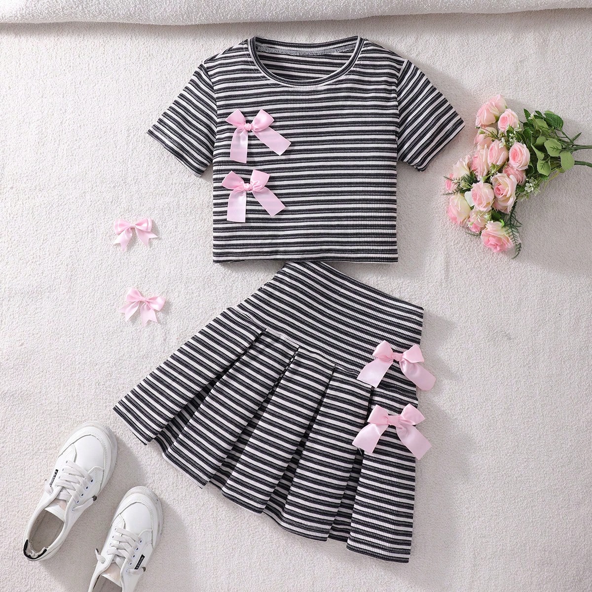Conjunto de dos piezas: Camiseta de niña y falda plisada con decoración de lazo, tela a rayas en blanco y negro. Adecuado para salidas y vacaciones