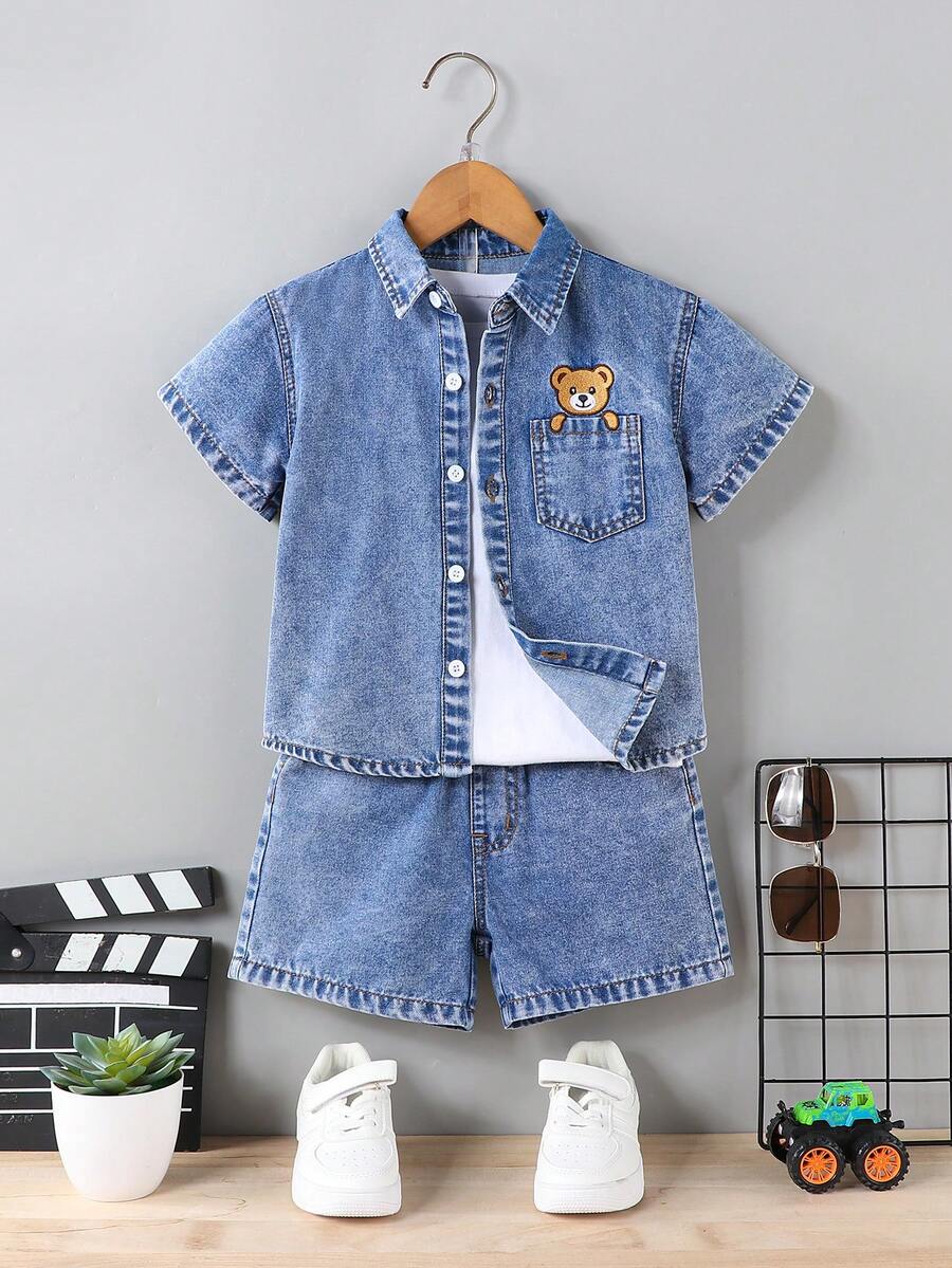 SHEIN Genkimix Kids 2026夏季新款浅蓝色水洗美式复古泰迪熊拼接刺绣宽松短袖衬衫+牛仔短裤套装，男童可爱夏季度假日常穿着