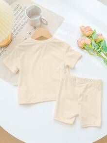 SHEIN Kleine Mädchen Beige, süß & lustig minimalistisches "Papas Mädchen" Schrift-Muster, Mädchen Lässig locker sitzende Rundhals Kurzarm T-Shirt und Shorts Set, geeignet für Frühling/Sommer Alltag, Urlaub, Festival, Eltern-Kind, Frühlingsstimmung, Sommerstimmung, Frühlings- & Sommer-Outfits, bequem, stilvolles Mädchen Set, Alltag Outfit, Kinder Grafik T-Shirt Set, Frühlings- & Sommer-Set, neuer Stil, entspannt, Frühlingsstimmung, entspannter Sommer - Verschiedenfarbig - Übersicht 2