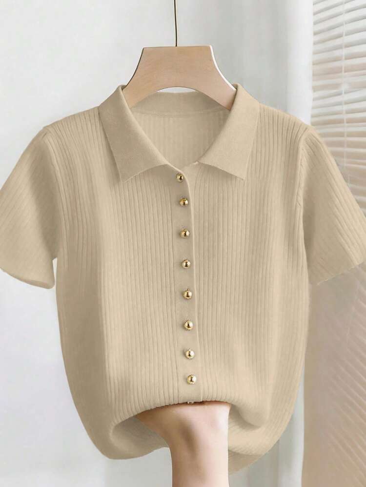 SHEIN Franclia 新作 夏 カジュアル ルーズ 多用途 ミニマリスト エレガント ソフト ポロシャツ、オフィス、仕事、通勤に適し、メタルボタンデザイン、スリムフィット、控えめ、ユニセックス、極シンプル レディースカーディガン - ベージュ - 見る 1