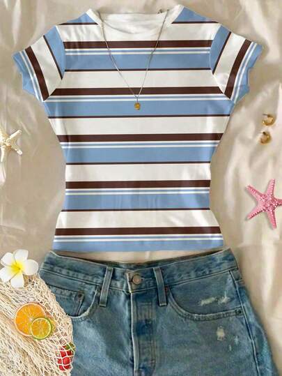 这款时尚百搭的棕蓝色条纹少女修身休闲简约舒适圆领短袖T恤，适合春夏日常穿着、度假、外出、校园、休闲放松、营造度假氛围、打造轻松时尚的休闲穿搭，尽显少女心。