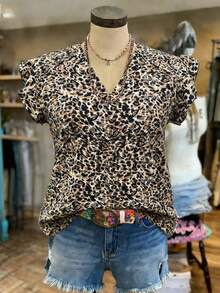 Voyazaga Regata Feminina Plus Size com Estampa Aleatória de Leopardo, Mangas Bufantes Curtas, Gola V, Ombros Retos, Confortável para Uso Casual em Casa ou Resort, Ideal para a Primavera/Verão - Multicolorido - Visão 1