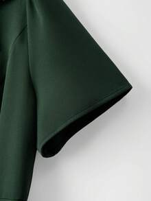 GlowEve CURVE 大码女士优雅交叉荷叶边袖连衣裙，适合春夏、度假、通勤、办公、派对、约会、暑假、毕业典礼、情人节、音乐节、母亲节、万圣节、感恩节、复活节、国庆节、舞会、约会派对、婚礼季、户外活动等场合。 - 墨綠色 - 查看 4