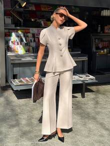 Siren Gaze 女士春夏新款金属纽扣通勤花瓣袖收腰衬衫和喇叭裤套装 - 杏色 - 查看 4