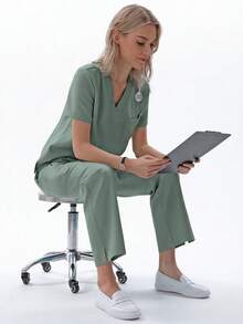 TaskEZ Bộ đồng phục y tá nữ 1 món: Áo cổ chữ V chất liệu mờ có 1 túi + Quần dài 4 túi, cạp chun co giãn chất liệu mờ - màu xanh lá - Xem 4