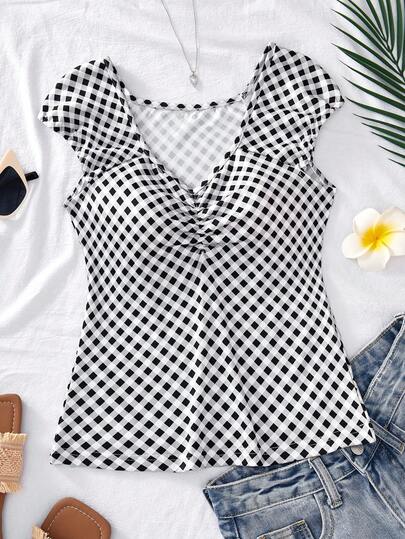 这款女童黑白格子褶皱腰部短款上衣，以经典的黑白格子为基础，采用甜美的V领和前部褶皱腰部设计，搭配简洁的短袖，短款廓形与高腰下装相得益彰。面料柔软舒适，融合了复古格子和青春气息，适合日常外出、上学和休闲聚会，是一款时尚百搭的儿童服装！