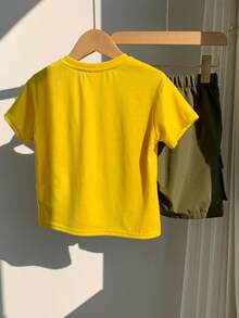 SHEIN Set de 2 piezas de camiseta de cuello redondo con estampado de dinosaurio y pantalones cortos cargo con cintura elástica para niños, adecuado para otoño, primavera, verano, ideal para juegos al aire libre, escuela, estilo callejero, fiesta y ocio - Amarillo - Ver 2