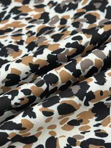 Voyazaga Regata Feminina Plus Size com Estampa Aleatória de Leopardo, Mangas Bufantes Curtas, Gola V, Ombros Retos, Confortável para Uso Casual em Casa ou Resort, Ideal para a Primavera/Verão - Multicolorido - Visão 6