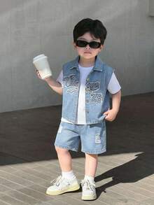 Bộ 2 món gồm áo ba lỗ và quần short denim màu xanh nhạt thêu chữ cho bé trai. - Rửa nhẹ - Xem 9