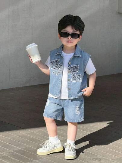 Conjunto de chaleco de denim azul claro con bordado de letras y pantalones cortos holgados para niños pequeños, 2 piezas