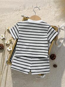 Loomiva Conjunto de 2 piezas para recién nacida con top de manga corta de cuello redondo de punto suave con patrón de rayas y shorts de cintura elástica - Blanco y Negro - Ver 2