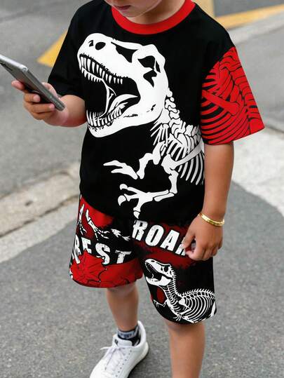 Bộ đồ thể thao thoải mái, tối giản dành cho bé trai tuổi teen, gồm áo thun cổ tròn tay ngắn và quần short, in hình khủng long bạo chúa Tyrannosaurus Rex cổ điển.