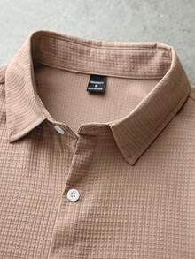 Manfinity Homme 男士純色紋理短袖襯衫與短褲兩件套休閒套裝，夏季服飾，棕色，適合度假與正式場合 - 卡其色 - 查看 3