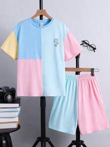 SHEIN 两件套儿童/青少年男童休闲日常度假百搭舒适纯色圆领宽松套头短袖针织T恤，椰树印花，搭配宽松梭织短裤，Y2K风格套装，度假套装，适合学校、花园、海滩、生日、春夏、郊游、情人节、约会、旅行、度假、家庭聚会、返校季、婚礼季、晚宴、运动等场合。 - 彩色 - 查看 3