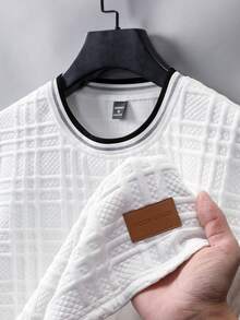 Manfinity Joysei Camiseta de punto jacquard de unicolor con textura para hombres, con etiqueta de cuero y cuello acanalado - Blanco - Ver 1