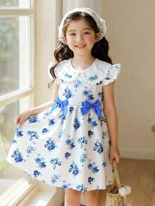 SHEIN Vintaside Kids 女童法式瓷器風洋裝，柔軟親膚面料，蕾絲荷葉袖，領口飾有精緻水鑽，可調節腰部蝴蝶結，滿版藍色玫瑰花卉印花，寬鬆A字版型，適合生日派對、家庭出遊、日常穿著，輕盈春夏季 1 件式兒童洋裝 茶會洋裝 女童洋裝 花卉印花洋裝 兒童夏季洋裝 - 藍色 - 查看 8