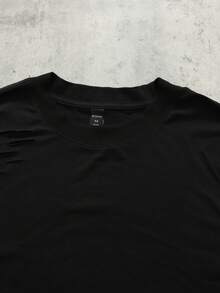 ROMWE MEN Essentials Camiseta de manga corta casual minimalista de unicolor y desgastada para hombres - Negro - Ver 4